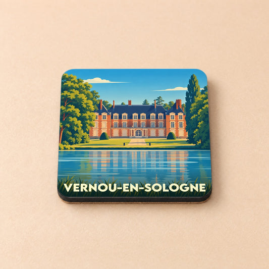Dessous de verre souvenir de la ville de Vernou-en-Sologne avec une illustration stylisée d'un château au bord de l'eau.
