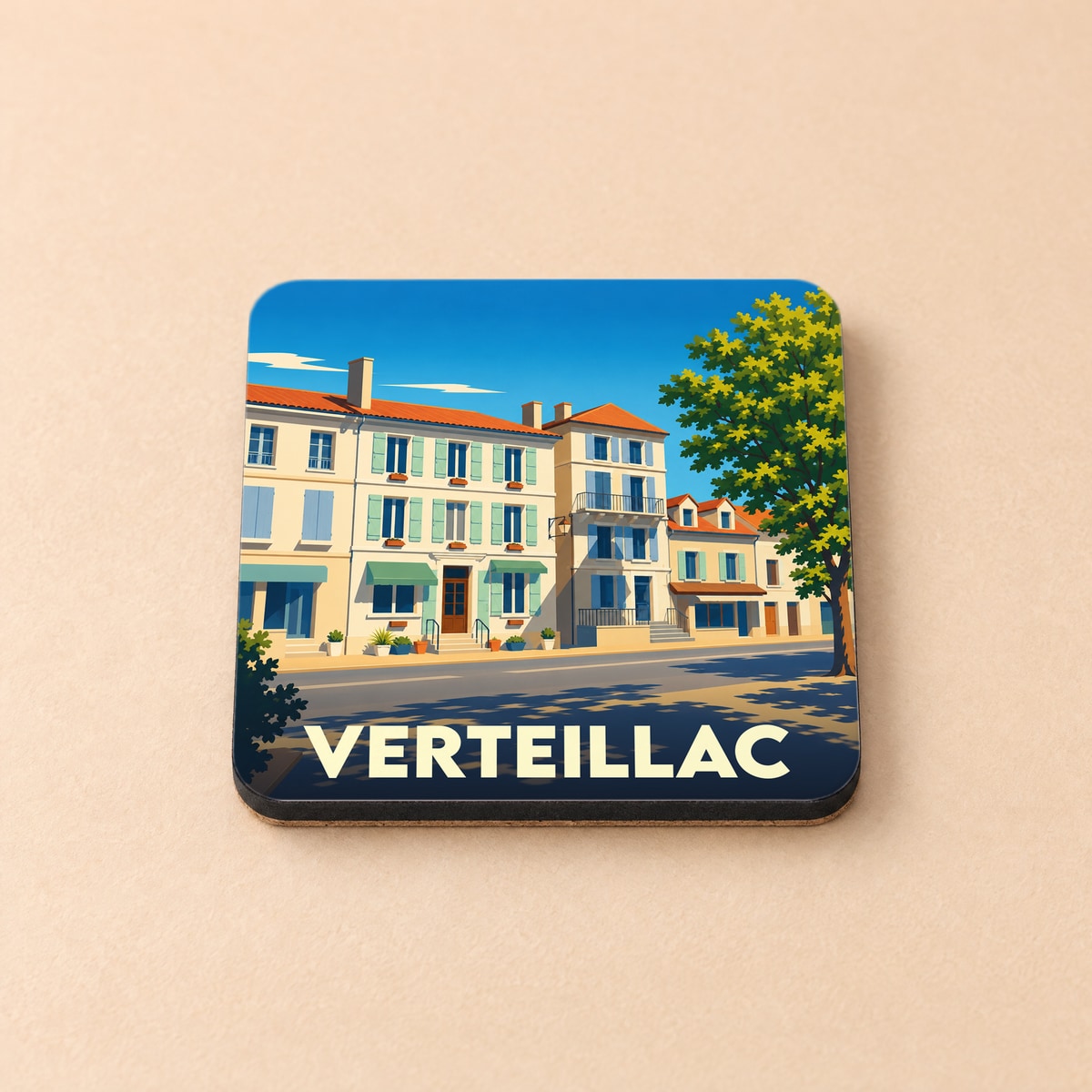 Dessous de verre souvenir de la ville de Verteillac avec une illustration stylisée d'une rue ensoleillée.