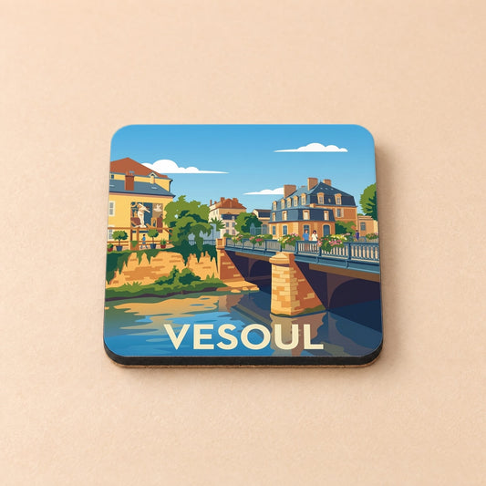 Dessous de verre souvenir de la ville de Vesoul avec une illustration stylisée d'un pont et de bâtiments colorés.