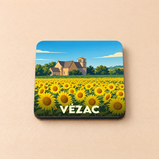 Dessous de verre souvenir de la ville de Vézac avec une illustration stylisée d'un champ de tournesols devant une église ancienne.