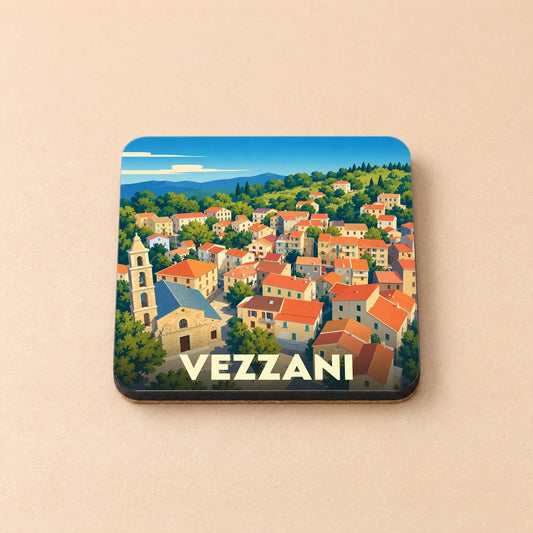 Dessous de verre souvenir de la ville de Vezzani avec une illustration stylisée.