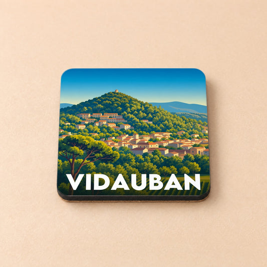 Dessous de verre souvenir de la ville de Vidauban avec une illustration stylisée de son paysage vallonné.