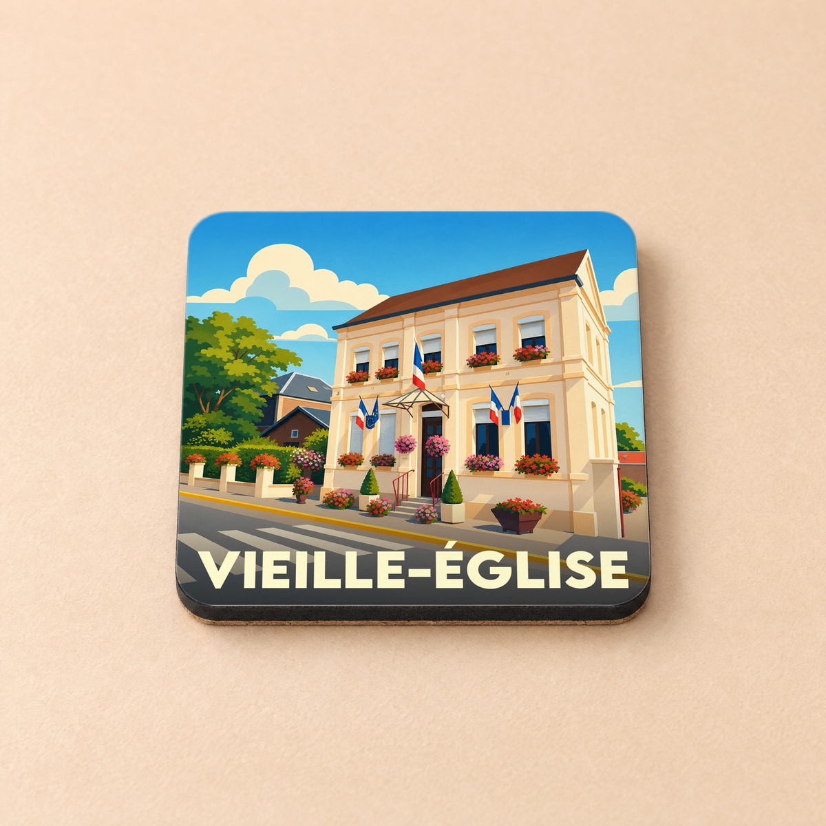 Dessous de verre souvenir de la ville de Vieille-Église avec une illustration stylisée de la mairie fleurie.
