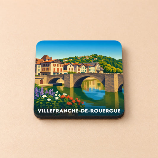 Dessous de verre souvenir de Villefranche-de-Rouergue illustré d'un pont en pierre enjambant une rivière.