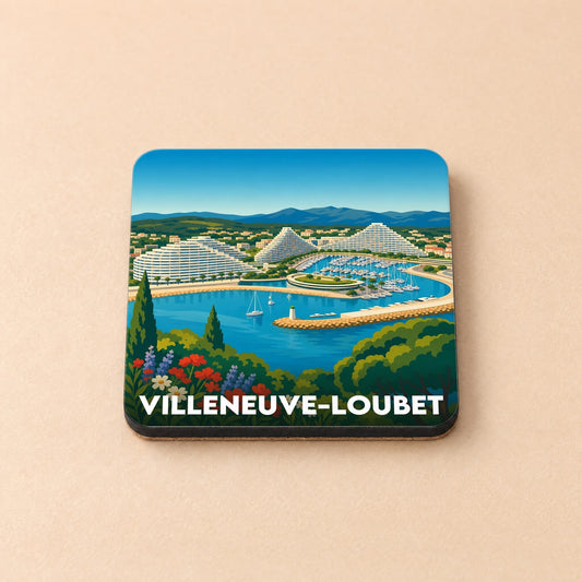 Dessous de verre souvenir de la ville de Villeneuve-Loubet avec une illustration stylisée de son port et de ses célèbres résidences pyramidales.