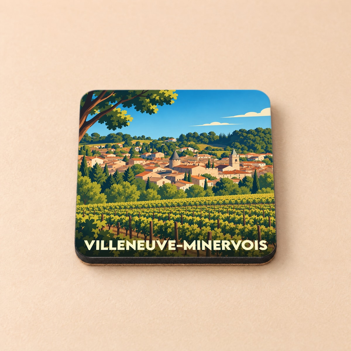 Dessous de verre souvenir de la ville de Villeneuve-Minervois avec une illustration stylisée de son paysage et de ses vignobles.