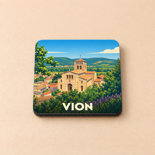 Dessous de verre souvenir de la ville de Vion avec une illustration stylisée de son église et de ses paysages.