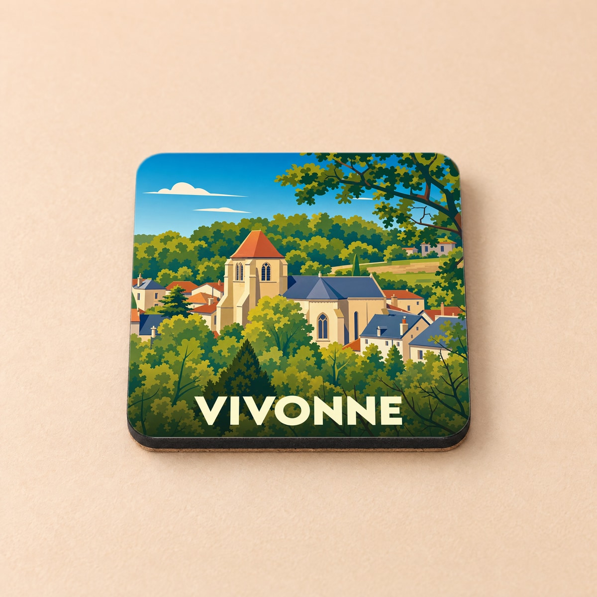 Dessous de verre souvenir de la ville de Vivonne avec une illustration stylisée d'une église entourée de verdure.