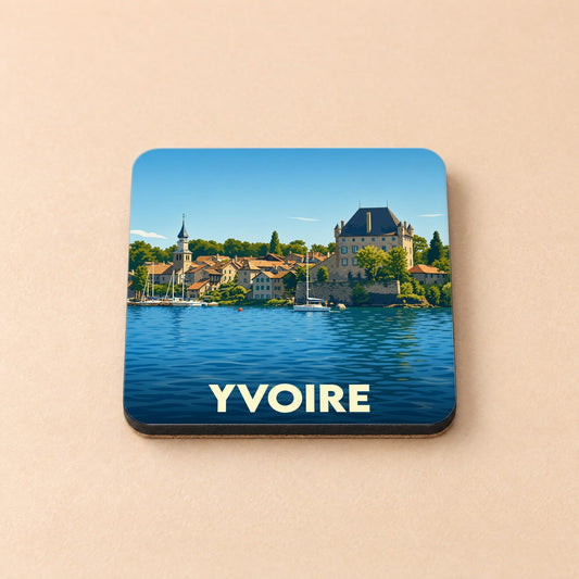 Dessous de verre souvenir de la ville de Yvoire avec une illustration stylisée des bords du lac.