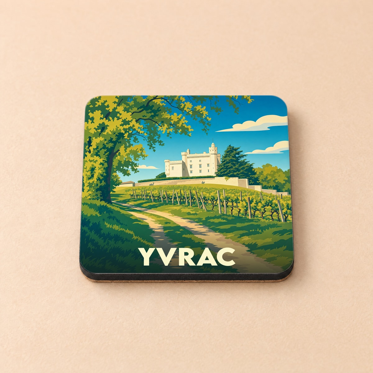 Dessous de verre souvenir de la ville d'Yvrac avec une illustration stylisée représentant un château et son vignoble.