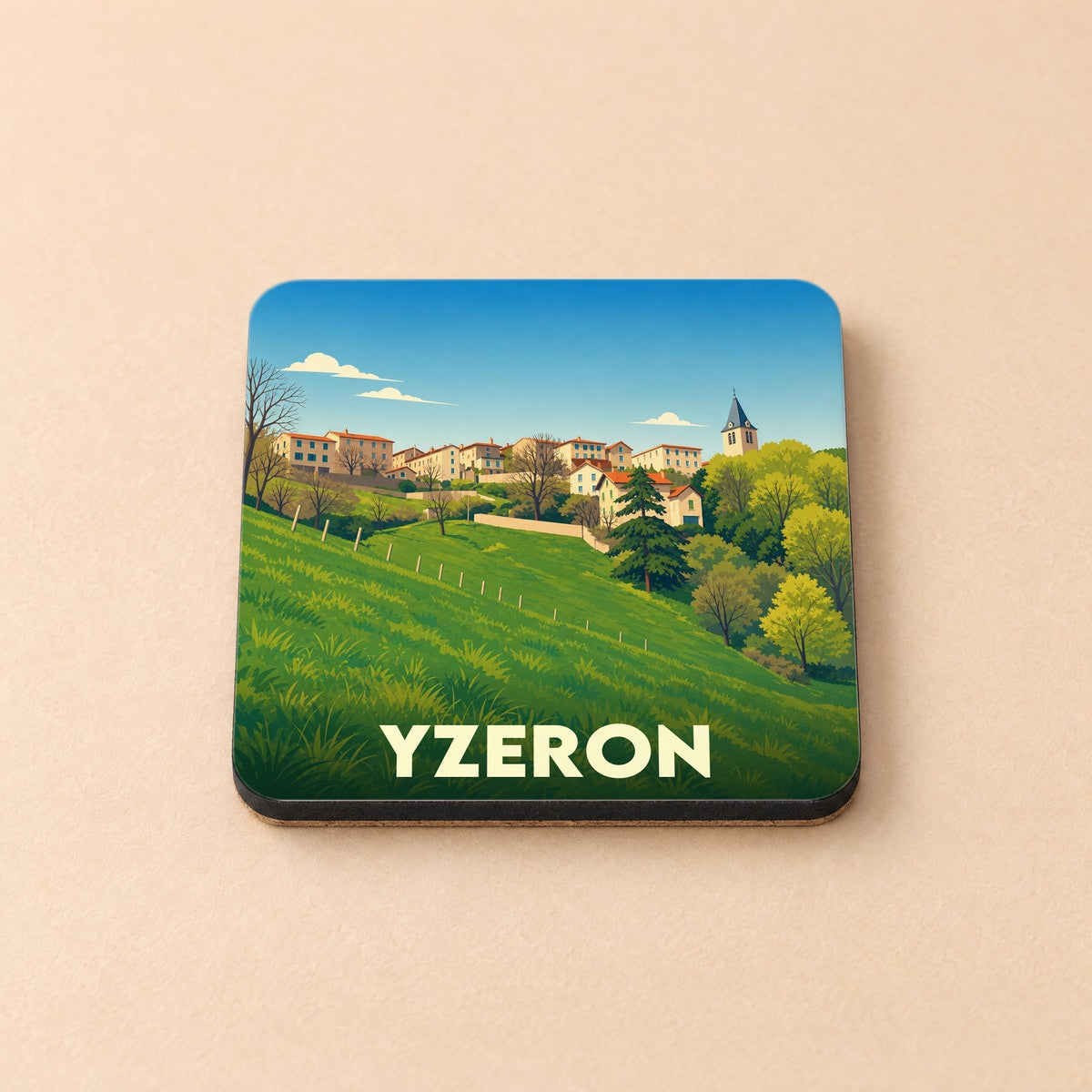 Dessous de verre souvenir de la ville d'Yzeron orné d'une illustration stylisée du village à flanc de colline.