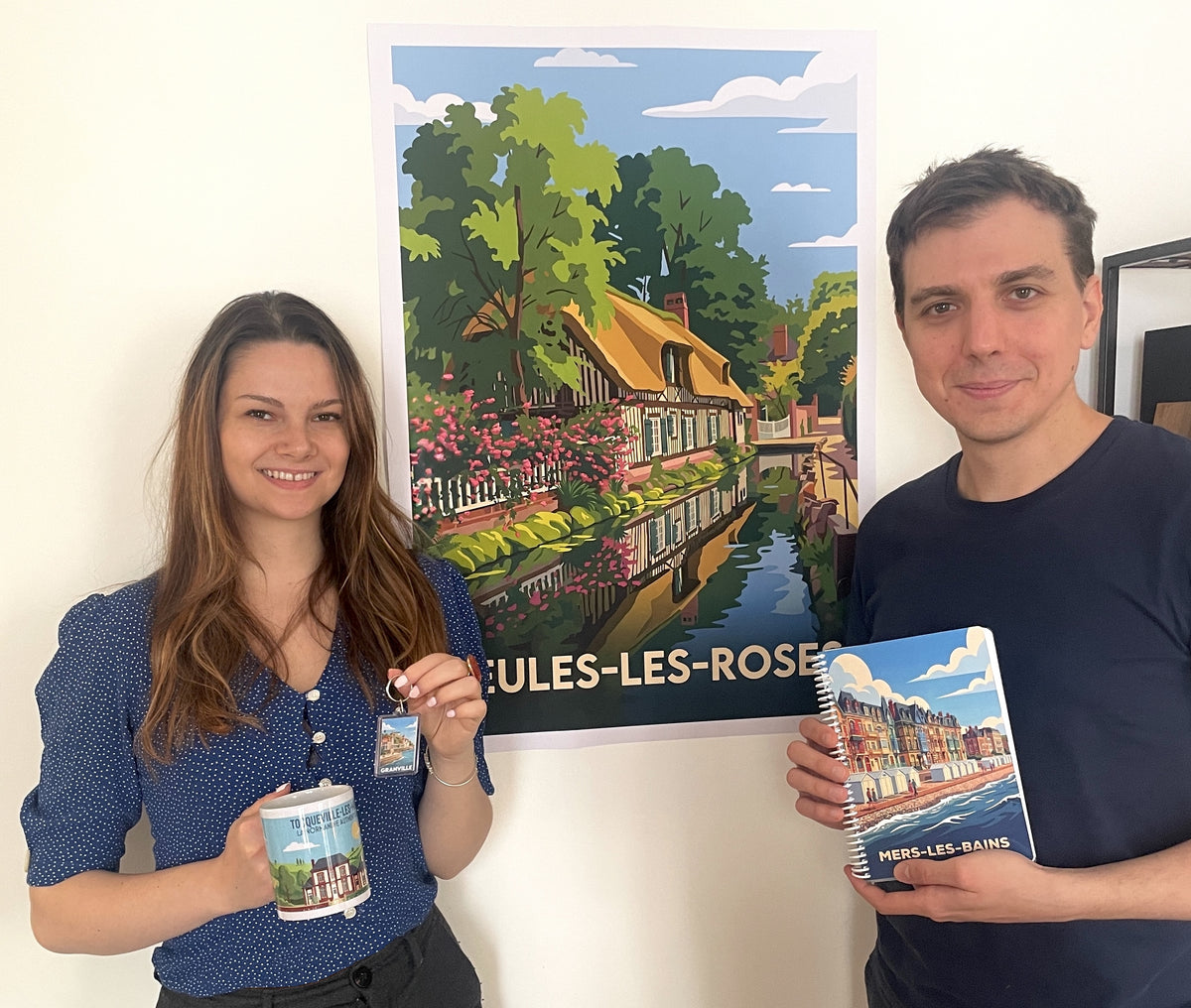 Élisabeth et Arnaud avec une affiche Veules-les-Roses