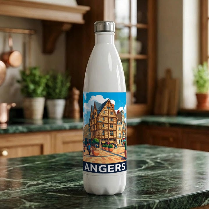 Gourde souvenir de la ville d'Angers avec une illustration stylisée de maisons à colombages.