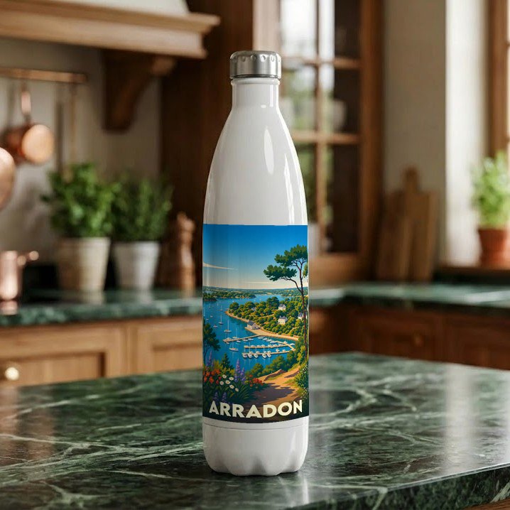 Gourde souvenir de la ville d'Arradon avec une illustration stylisée d'un paysage côtier breton.