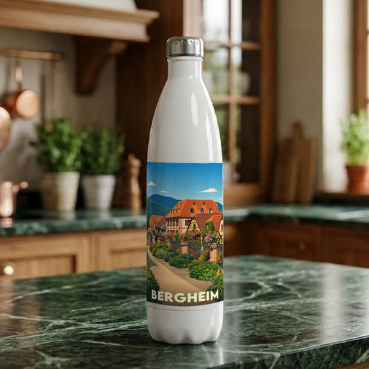 Gourde blanche souvenir de la ville de Bergheim avec une illustration stylisée de maisons alsaciennes fleuries.