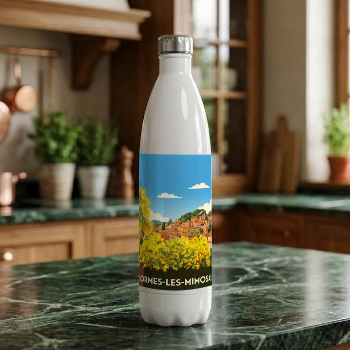 Gourde souvenir de la ville de Bormes-les-Mimosas avec une illustration stylisée de son village fleuri.