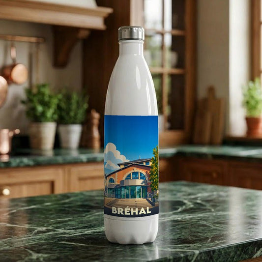 Gourde souvenir blanche de la ville de Bréhal avec une illustration stylisée de son architecture.