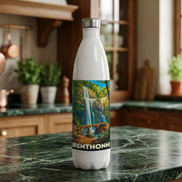 Gourde blanche souvenir de la ville de Brenthonne illustrée d'une cascade stylisée.