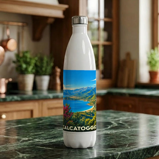 Gourde souvenir de la ville de Calcatoggio ornée d'une illustration stylisée de son paysage côtier.