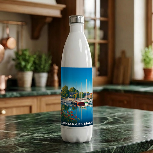 Gourde souvenir de Carentan-les-Marais ornée d'une illustration stylisée du port de plaisance.