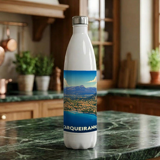 Gourde souvenir de la ville de Carqueiranne avec une illustration stylisée d'un paysage côtier et montagneux.