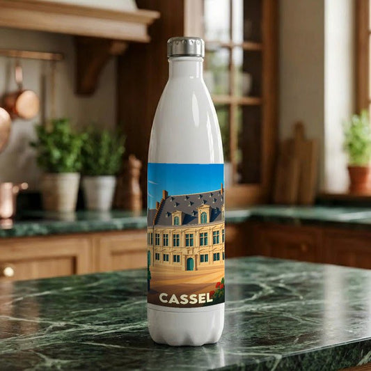 Gourde blanche souvenir de la ville de Cassel ornée d'une illustration stylisée de son architecture historique.