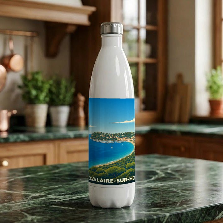 Gourde souvenir de la ville de Cavalaire-sur-mer avec une illustration stylisée de son littoral.