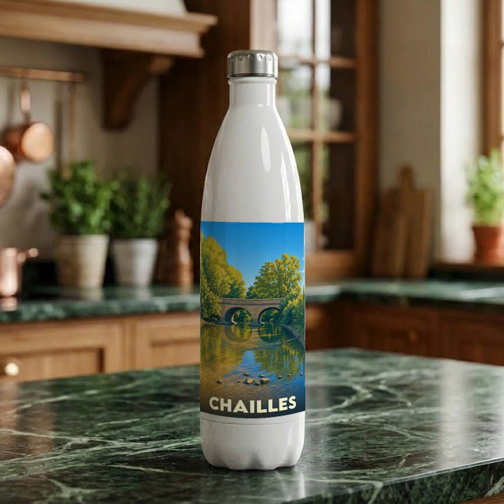 Gourde blanche souvenir de la ville de Chailles avec une illustration stylisée d'un pont se reflétant dans l'eau.