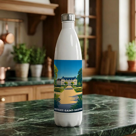 Gourde blanche souvenir de la ville de Chevigny-Saint-Sauveur avec une illustration stylisée d'un château et de ses jardins.