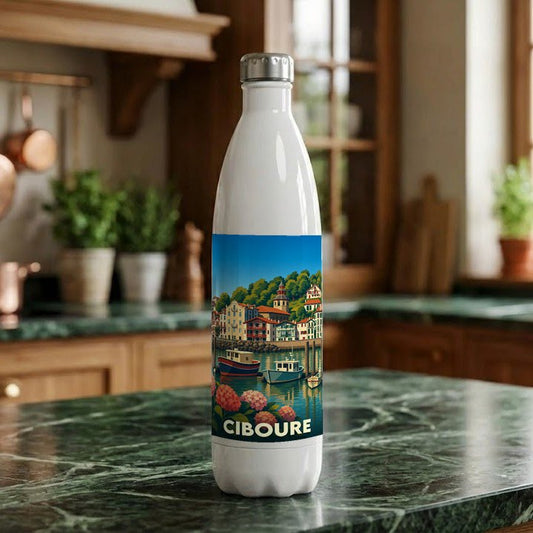 Gourde blanche souvenir de la ville de Ciboure avec une illustration stylisée d'un port basque.