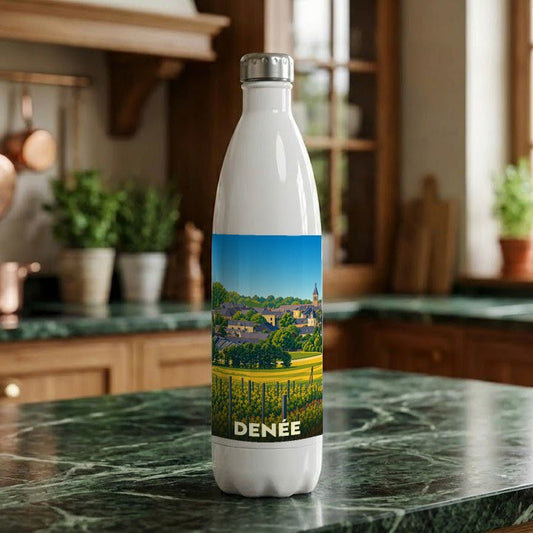 Gourde souvenir de la ville de Denée avec une illustration stylisée d'un paysage de vignes et de village.
