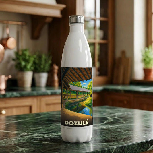 Gourde souvenir de la ville de Dozulé avec une illustration stylisée d'un ancien lavoir.