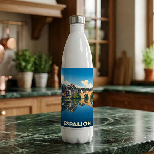 Gourde blanche souvenir de la ville d'Espalion illustrée d'un paysage urbain au bord de l'eau.