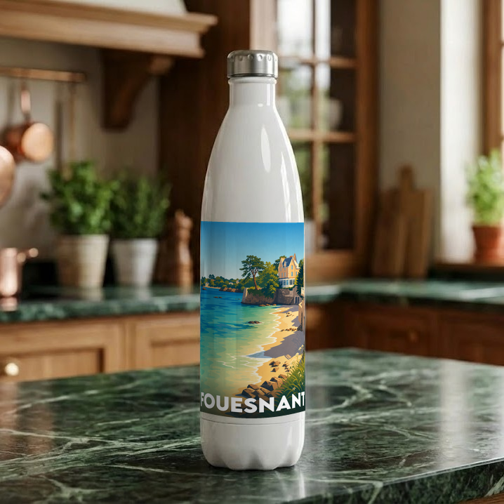 Gourde souvenir de la ville de Fouesnant avec une illustration stylisée d'un paysage côtier.