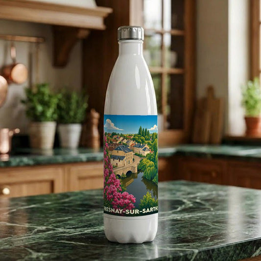 Gourde souvenir de la ville de Fresnay-sur-Sarthe avec une illustration stylisée d'un paysage urbain au bord de l'eau.