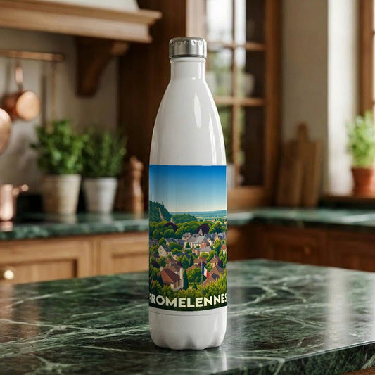 Gourde souvenir de la ville de Fromelennes illustrée par un paysage de village vallonné.