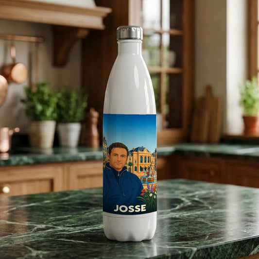 Gourde blanche souvenir de la ville de Josse avec une illustration stylisée d'un homme devant un paysage urbain.