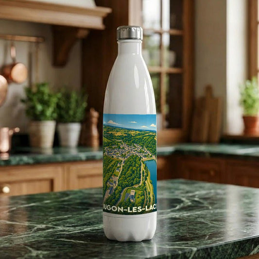 Gourde souvenir de la ville de Jugon-les-Lacs avec une illustration paysagère stylisée.
