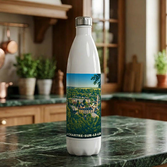 Gourde souvenir de la ville de La Chartre-sur-le-Loir avec une illustration paysagère stylisée.
