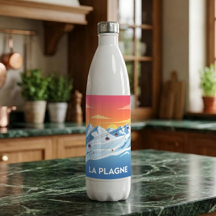 Gourde souvenir de la ville de La Plagne avec une illustration stylisée de montagnes enneigées.