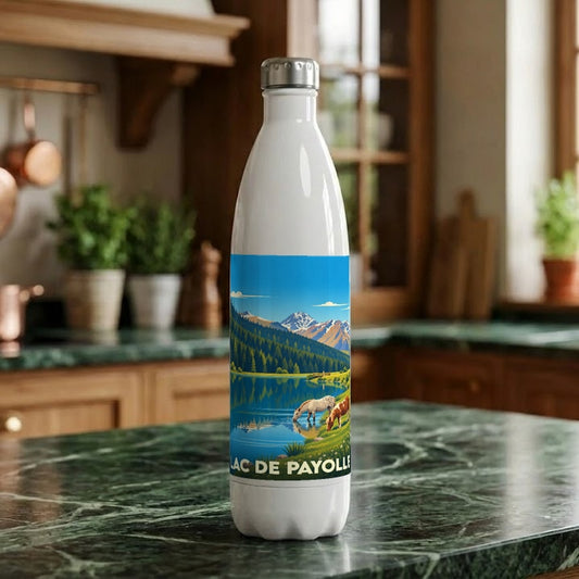Gourde souvenir du Lac de Payolle avec une illustration stylisée de montagne et de chevaux.
