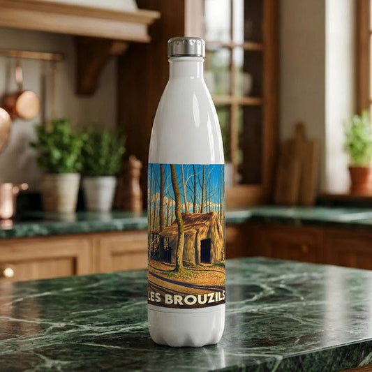 Gourde blanche souvenir de la ville de Les Brouzils avec une illustration stylisée d'une cabane en forêt.