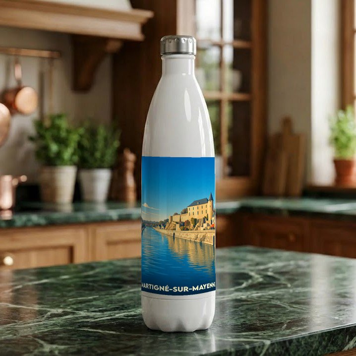 Gourde souvenir de la ville de Martigné-sur-Mayenne avec une illustration stylisée d'un paysage fluvial.