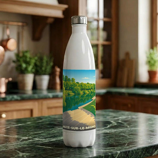 Gourde blanche souvenir de Mauzé-sur-le-Mignon illustrée par un paysage stylisé au bord de l'eau.