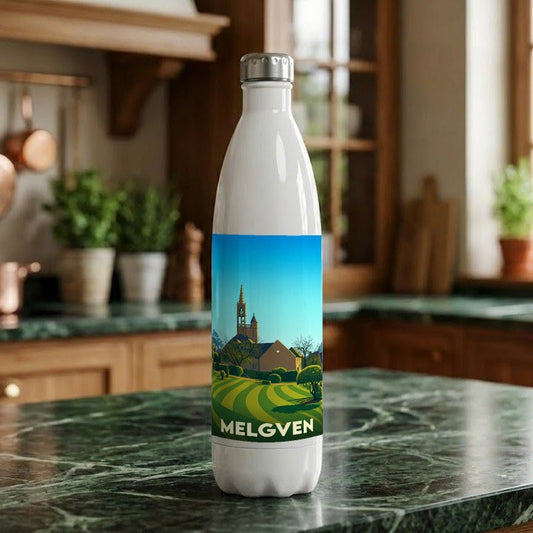 Gourde blanche souvenir de la ville de Melgven avec une illustration stylisée de son église et de ses paysages.