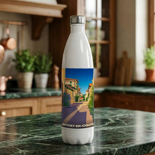 Gourde souvenir de la ville de Montfort-en-Chalosse avec une illustration stylisée d'une rue ensoleillée.