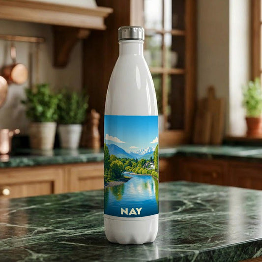 Gourde souvenir de la ville de Nay avec une illustration paysagère stylisée.