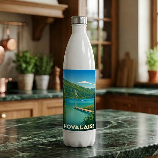 Gourde blanche souvenir de Novalaise ornée d'une illustration stylisée de son lac et de ses montagnes.