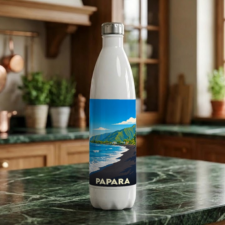 Gourde blanche souvenir de la ville de Papara illustrée d'une plage de sable noir et de montagnes verdoyantes.