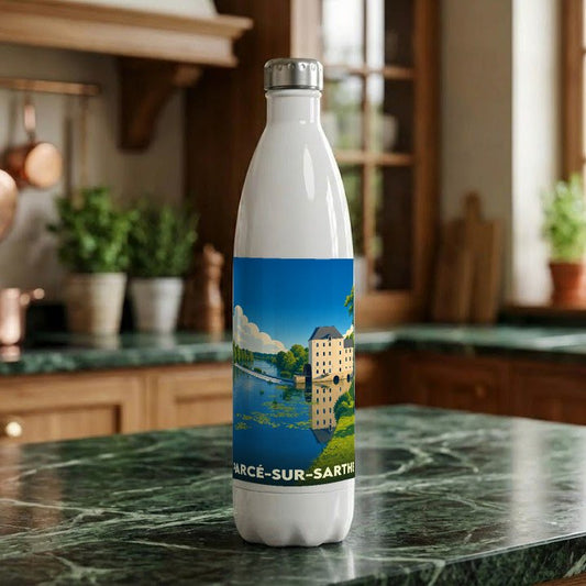 Gourde souvenir de la ville de Parcé-sur-Sarthe avec une illustration stylisée d'un moulin au bord de l'eau.